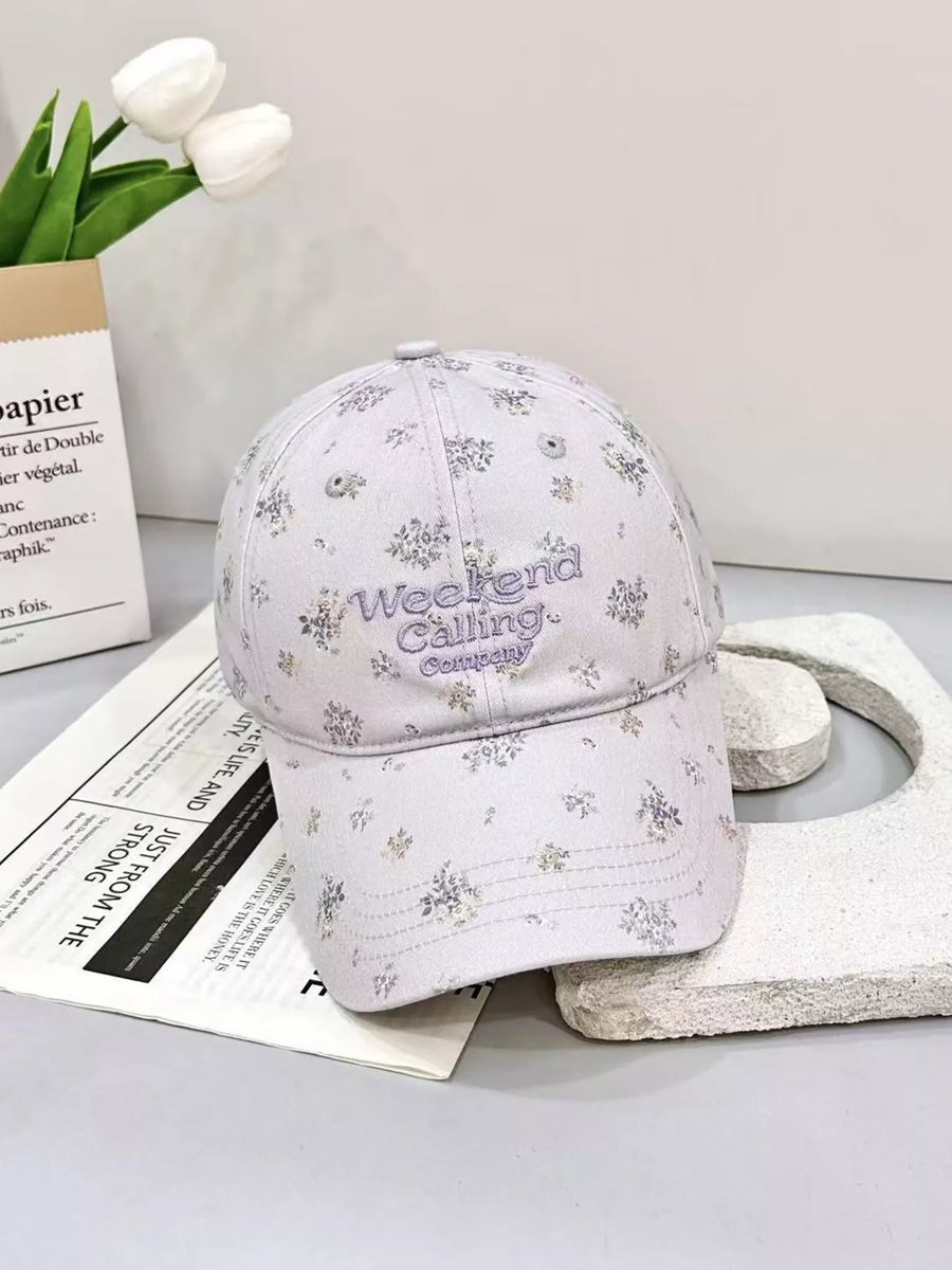 Gorra de béisbol bordada con motivos florales