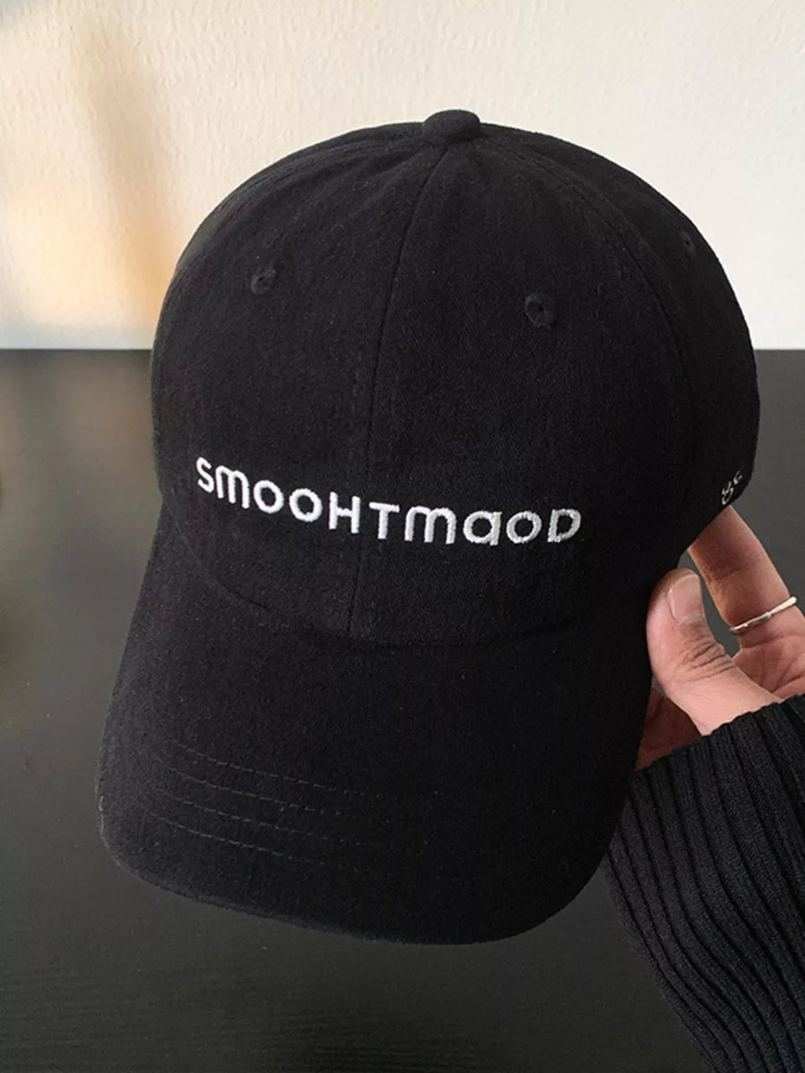 Gorra de béisbol informal con letras bordadas