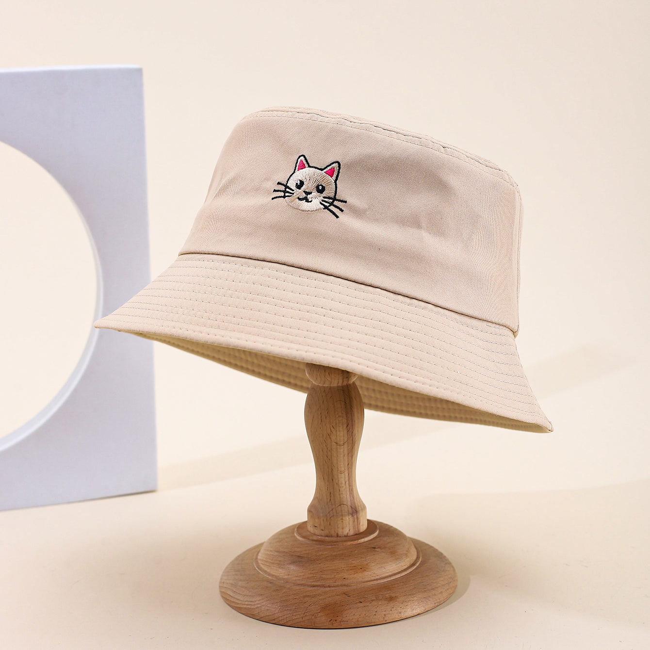 White cat embroidered bucket hat casual style