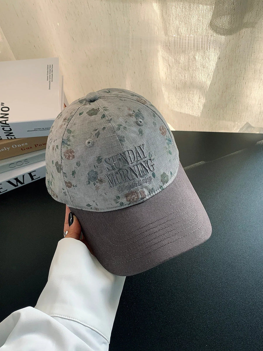 Gorra de béisbol bordada con motivos florales
