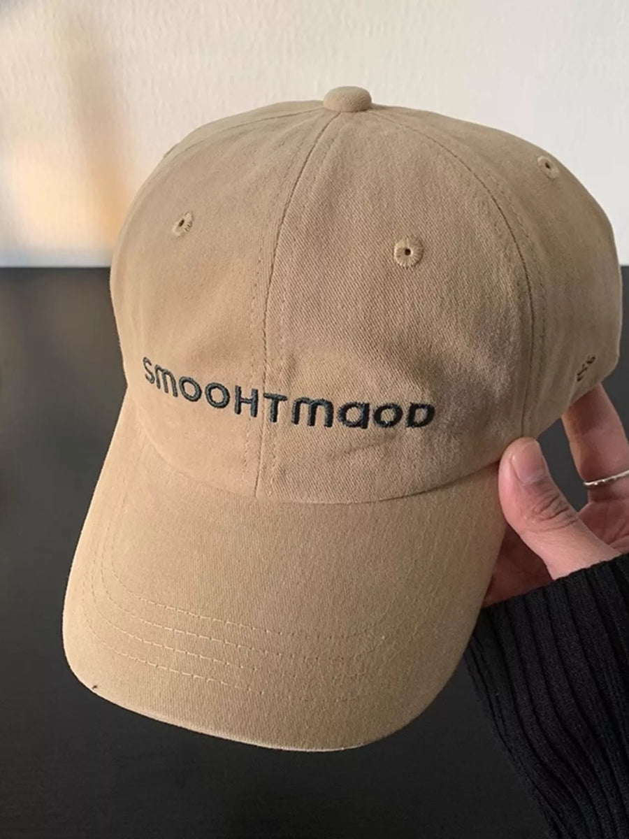 Gorra de béisbol informal con letras bordadas