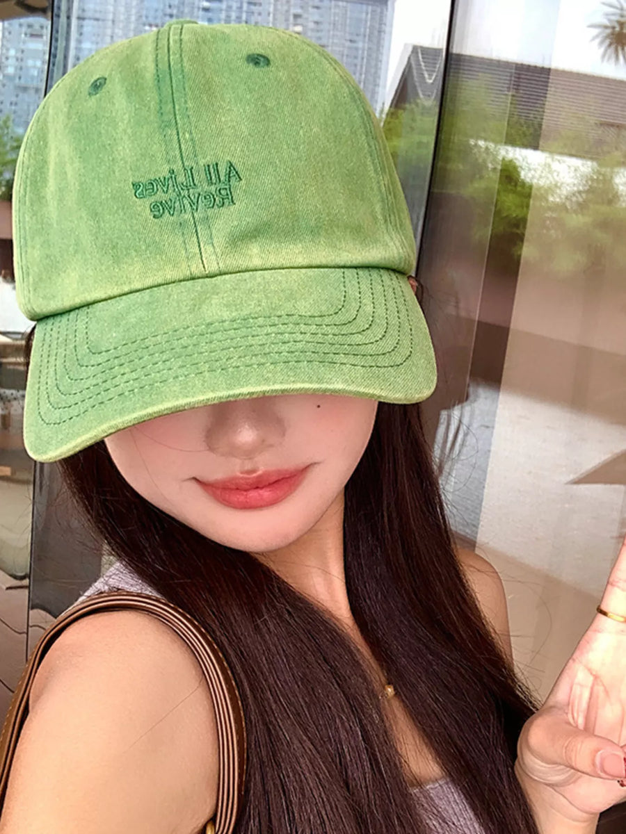 Gorra de béisbol bordada con letras