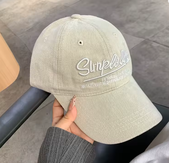 Gorra de béisbol con letra bordada