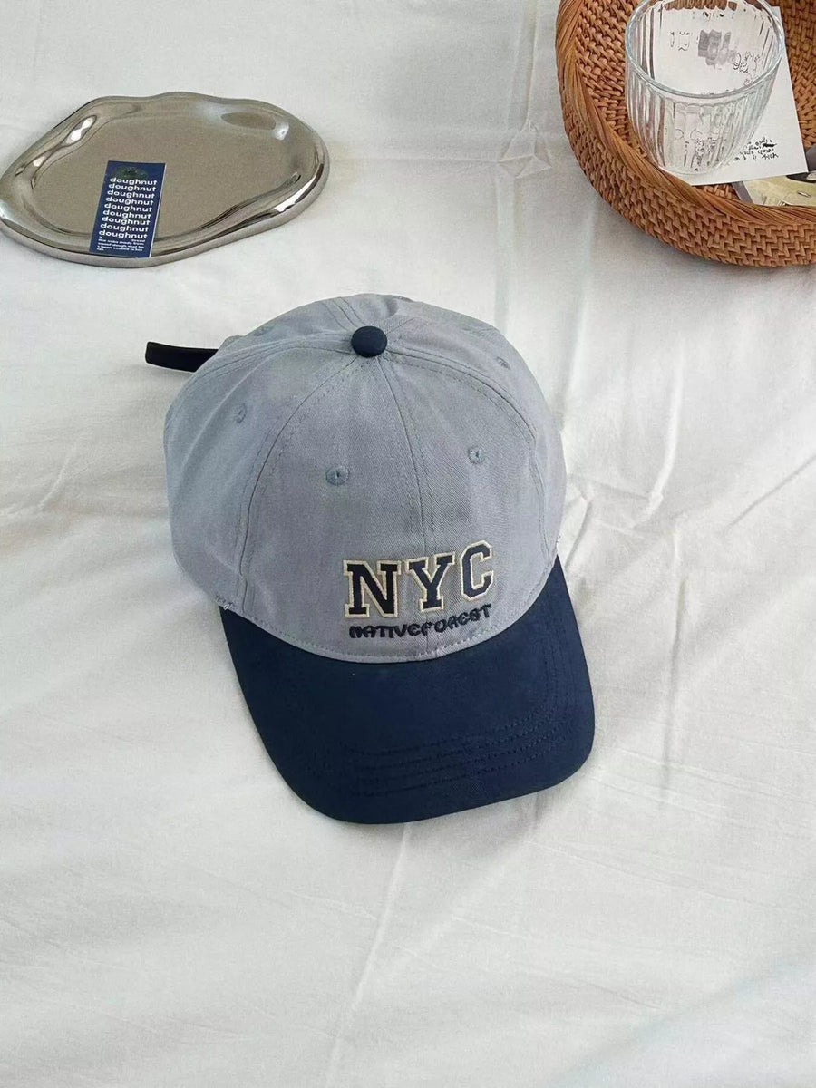 Gorra de béisbol bordada con letras