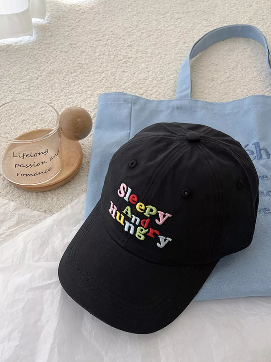 Gorra de béisbol bordada con letras