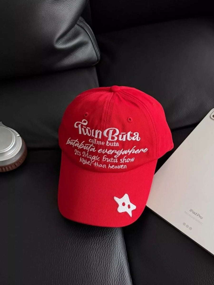 Gorra de béisbol con letras bordadas