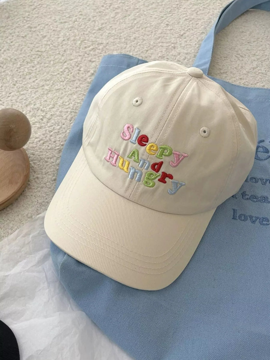 Gorra de béisbol bordada con letras