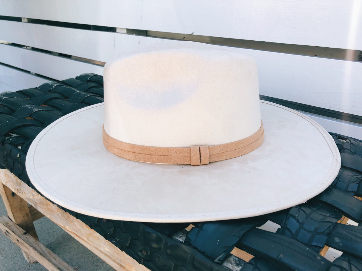 ASN Hats Blanco cream fedora displayed on an outdoor table